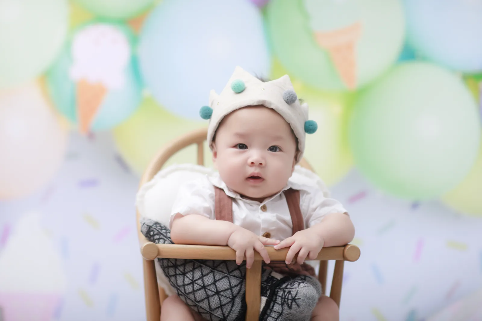 왕관 모자를 쓴 아기의 정면 인물사진